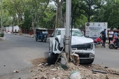 aligarh-muslim-university:-बाइक-सवार-को-बचाने-में-खंभे-से-टकराई-अनियंत्रित-कार,-एयरबैग-खुलने-से-टला-बड़ा-हादसा