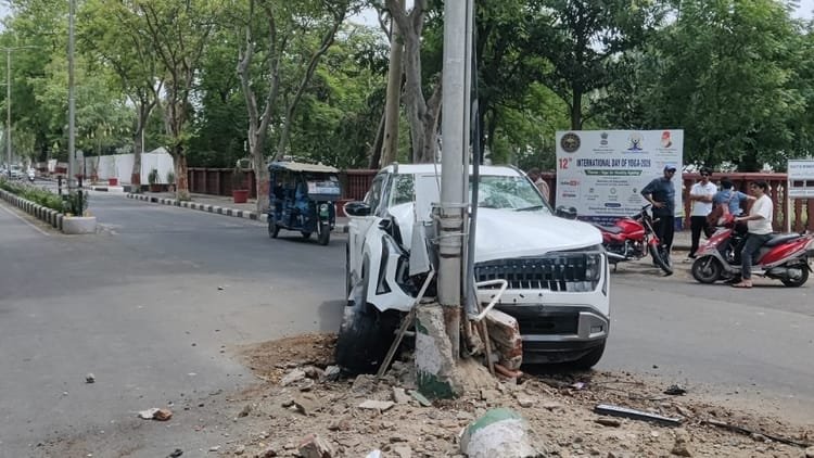 aligarh-muslim-university:-बाइक-सवार-को-बचाने-में-खंभे-से-टकराई-अनियंत्रित-कार,-एयरबैग-खुलने-से-टला-बड़ा-हादसा
