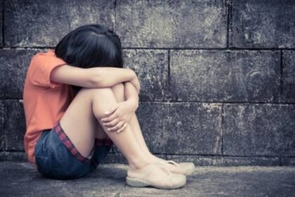 घिनौनी-करतूत:-देवर-के-प्यार-में-पागल-भाभी-ने-बहाने-से-बुलाई-लड़की,-दोनों-ने-शराब-पीकर-की-गंदी-हरकत