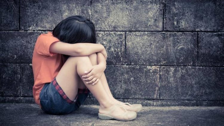 घिनौनी-करतूत:-देवर-के-प्यार-में-पागल-भाभी-ने-बहाने-से-बुलाई-लड़की,-दोनों-ने-शराब-पीकर-की-गंदी-हरकत