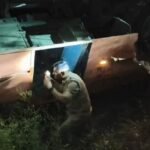 shahjahanpur-news:-हाईवे-पर-बाइक-सवार-को-बचाने-के-प्रयास-में-निजी-बस-पलटी,-22-बराती-घायल