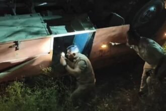 shahjahanpur-news:-हाईवे-पर-बाइक-सवार-को-बचाने-के-प्रयास-में-निजी-बस-पलटी,-22-बराती-घायल