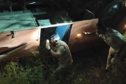 shahjahanpur-news:-हाईवे-पर-बाइक-सवार-को-बचाने-के-प्रयास-में-निजी-बस-पलटी,-22-बराती-घायल