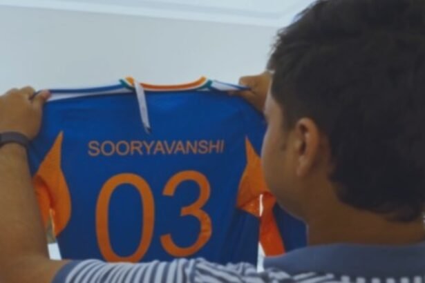 टीम-इंडिया-की-जर्सी-मिलते-ही-इमोशनल-हुए-वैभव-सूर्यवंशी,-रघु-के-पैर-छूकर-लिया-आशीर्वाद,-bcci-ने-शेयर-किया-video