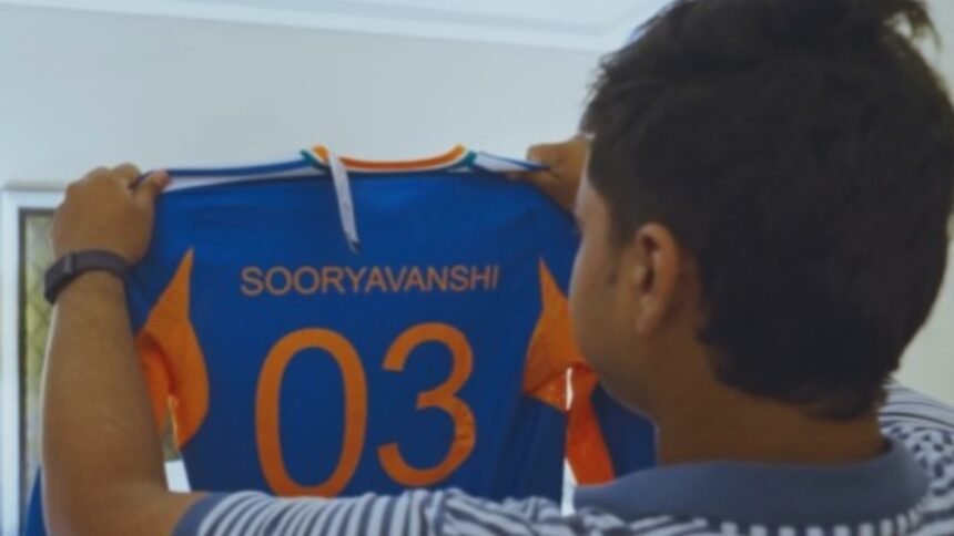 टीम-इंडिया-की-जर्सी-मिलते-ही-इमोशनल-हुए-वैभव-सूर्यवंशी,-रघु-के-पैर-छूकर-लिया-आशीर्वाद,-bcci-ने-शेयर-किया-video