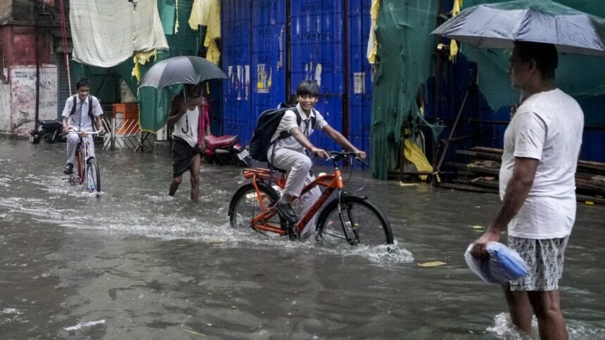 mumbai-rain-live:-महाराष्ट्र-के-कई-इलाकों-में-भारी-बारिश,-पानी-पानी-हुआ-मुंबई,-रेल-यातायात-हुआ-ठप