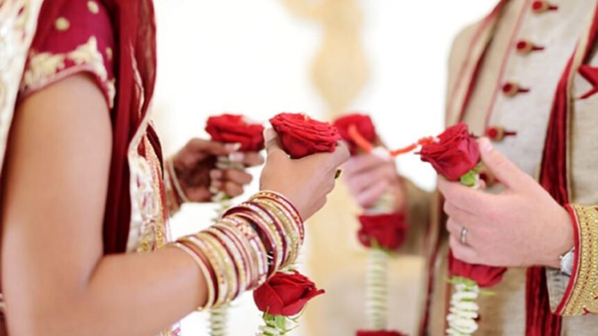 टूट-गए-दूल्हे-राजा-के-अरमान:-जयमाल-से-पहले-दूसरी-शादी-का-पता-चलने-पर-युवती-ने-किया-शादी-से-इन्कार,-लौटी-बरात