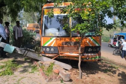 aligarh-accident:-इगलास-में-बस-चालक-की-मौत,-ड्राइवर-के-पास-बैठे-फौजी-ने-ऐसे-बचाई-पचास-सवारियों-की-जान