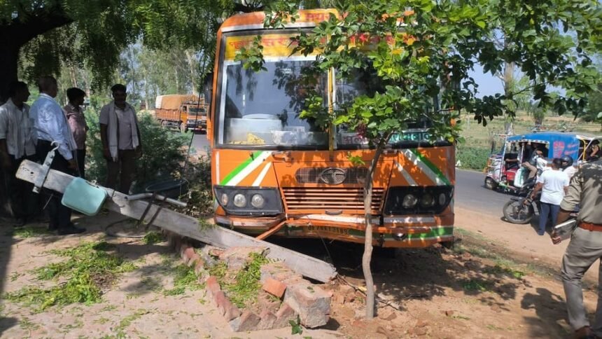 aligarh-accident:-इगलास-में-बस-चालक-की-मौत,-ड्राइवर-के-पास-बैठे-फौजी-ने-ऐसे-बचाई-पचास-सवारियों-की-जान