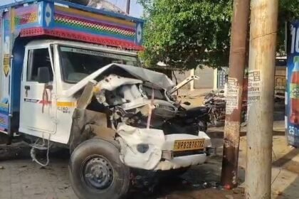 up:-आगरा-में-फतेहाबाद-में-हादसा,-ई-रिक्शा-में-टकराकर-विद्युत-पोल-में-घुस-गई-मैक्स-गाड़ी;-12-से-अधिक-लोग-घायल