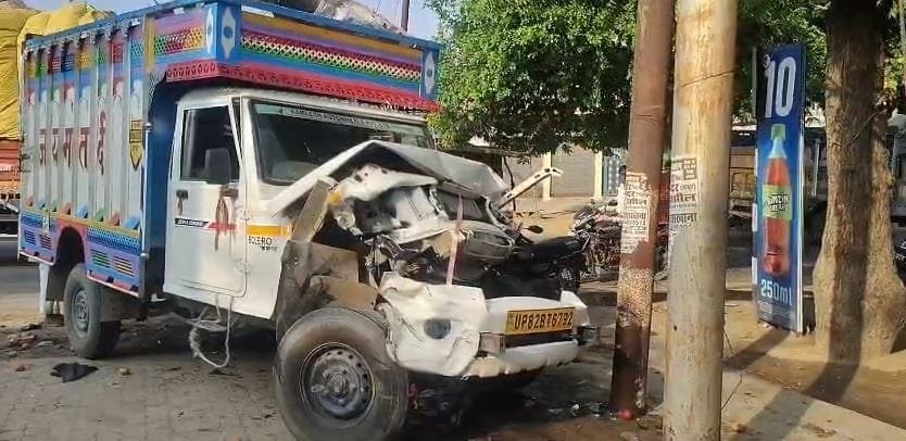 up:-आगरा-में-फतेहाबाद-में-हादसा,-ई-रिक्शा-में-टकराकर-विद्युत-पोल-में-घुस-गई-मैक्स-गाड़ी;-12-से-अधिक-लोग-घायल