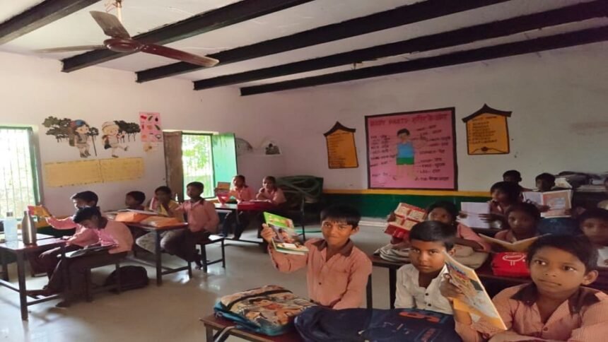 up:-उमस-में-तड़प-रहे-नन्हे-बच्चे!-स्कूलों-में-बंद-पड़े-पंखे,-कॉपियों-से-हवा-करने-को-मजबूर-छात्र