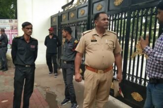 up-news:-बिजली-के-पोल-से-चिपकी-छात्रा,-बचाने-दौड़े-भाई-की-करंट-से-मौत;-बहन-बची,-बीएड-परीक्षा-दिलाने-आया-था