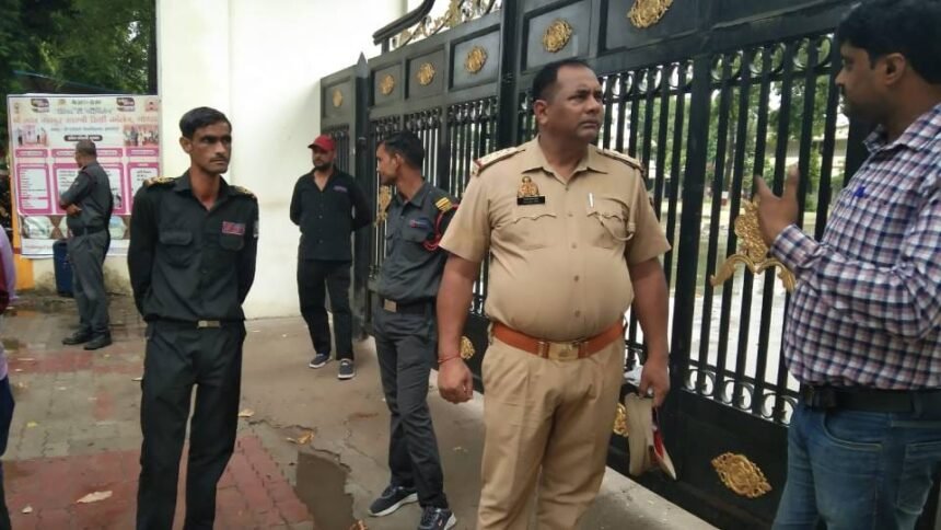 up-news:-बिजली-के-पोल-से-चिपकी-छात्रा,-बचाने-दौड़े-भाई-की-करंट-से-मौत;-बहन-बची,-बीएड-परीक्षा-दिलाने-आया-था