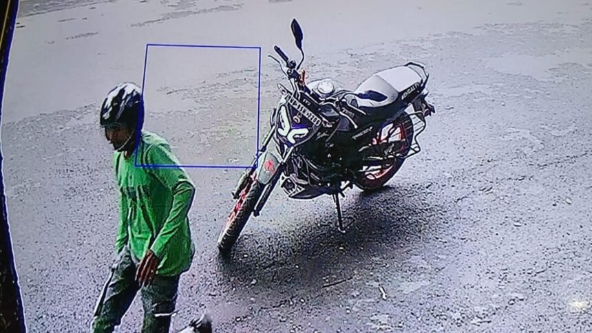 कोलकाता-में-अभिषेक-बनर्जी-के-घर-पर-पथराव,-खिड़कियों-के-कांच-टूटे,-टीएमसी-ने-बीजेपी-पर-लगाया-आरोप
