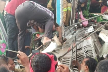 दो-ट्रकों-में-भीषण-टक्कर:-डेढ़-घंटे-तक-केबिन-में-फंसा-रहा-चालक,-निकालने-के-लिए-बुलानी-पड़ी-हाइड्रा;-तब-बची-जान