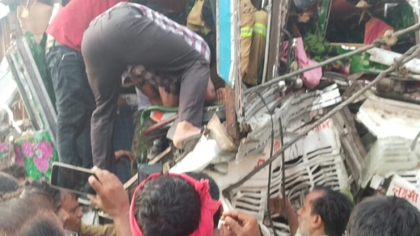 दो-ट्रकों-में-भीषण-टक्कर:-डेढ़-घंटे-तक-केबिन-में-फंसा-रहा-चालक,-निकालने-के-लिए-बुलानी-पड़ी-हाइड्रा;-तब-बची-जान