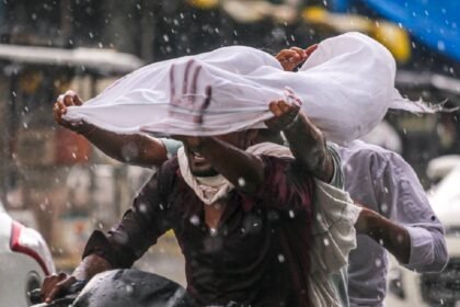 मानसून-की-एंट्री-होते-ही-बदला-दिल्ली-का-मौसम,-ncr-के-कई-इलाकों-में-बूंदाबांदी