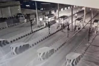 agra:-टेंडर-बदलते-ही-टोल-प्लाजा-पर-बवाल,-नौकरी-जाने-के-डर-से-कर्मचारियों-का-हंगामा;-फिर-धरने-पर-बैठ-गए