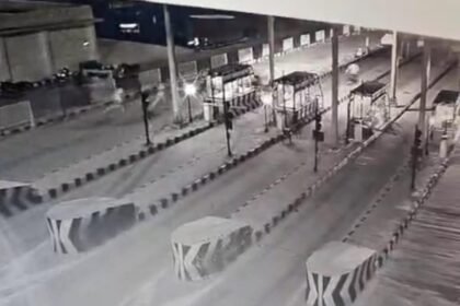 agra:-टेंडर-बदलते-ही-टोल-प्लाजा-पर-बवाल,-नौकरी-जाने-के-डर-से-कर्मचारियों-का-हंगामा;-फिर-धरने-पर-बैठ-गए