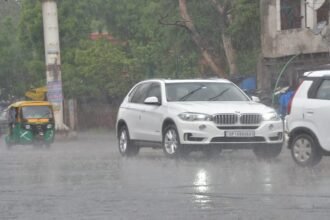 मानसून-ने-आधे-शहर-को-दिया-धोखा:-कहीं-झमाझम-बारिश,-कहीं-सूखी-धरती;-थोड़ी-देर-में-ही-डूब-गईं-सड़कें