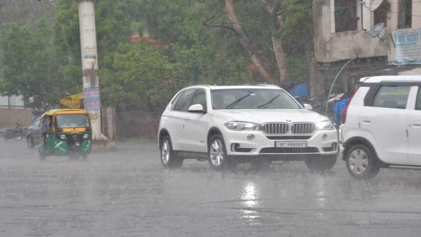 मानसून-ने-आधे-शहर-को-दिया-धोखा:-कहीं-झमाझम-बारिश,-कहीं-सूखी-धरती;-थोड़ी-देर-में-ही-डूब-गईं-सड़कें