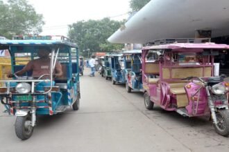 e-rickshaw:-दिल्ली-की-तरह-अलीगढ़-में-भी-थमे-ई-रिक्शा-के-पहिये,-यूट्यूब-देख-एप-का-प्रयोग-कर-रहे-शरारती
