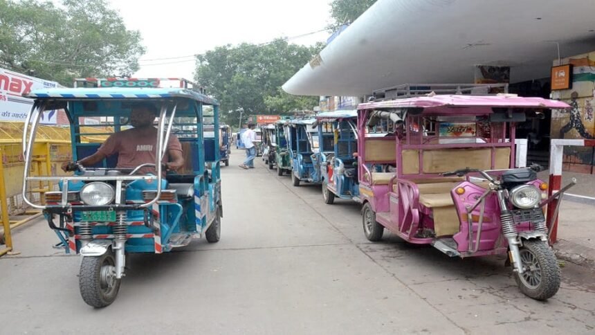 e-rickshaw:-दिल्ली-की-तरह-अलीगढ़-में-भी-थमे-ई-रिक्शा-के-पहिये,-यूट्यूब-देख-एप-का-प्रयोग-कर-रहे-शरारती