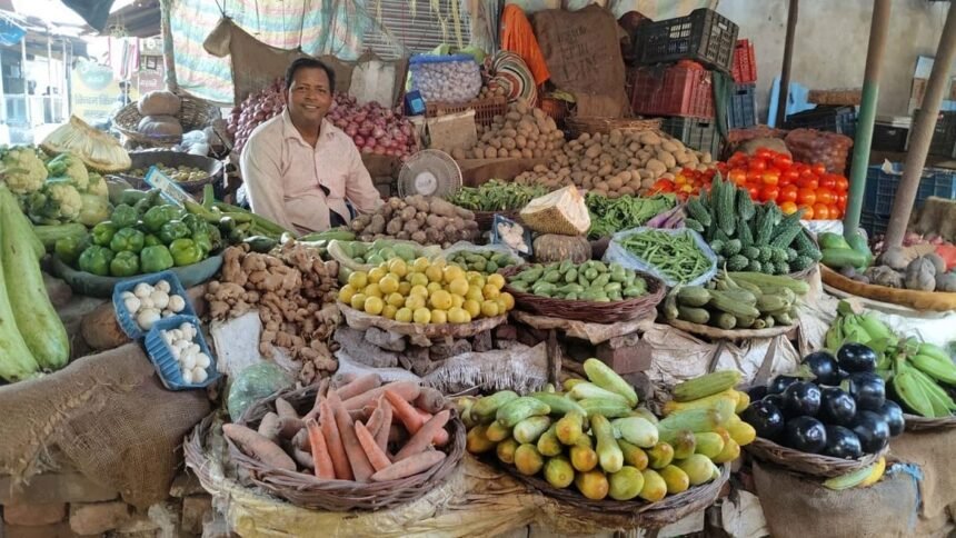 महंगी-हुईं-सब्जियां:-बरेली-में-सौ-रुपये-बढ़ी-लहसुन-की-कीमत,-टमाटर-के-दाम-हुए-दोगुन,-प्याज-भी-महंगा