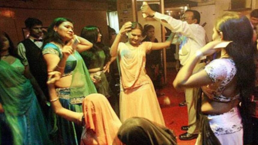 महाराष्ट्र-में-डांस-बारों-पर-सरकार-की-सख्ती,-अब-कानूनी-खामी-का-फायदा-नहीं-उठा-सकेंगे-होटल,-बार-और-रेस्तरां