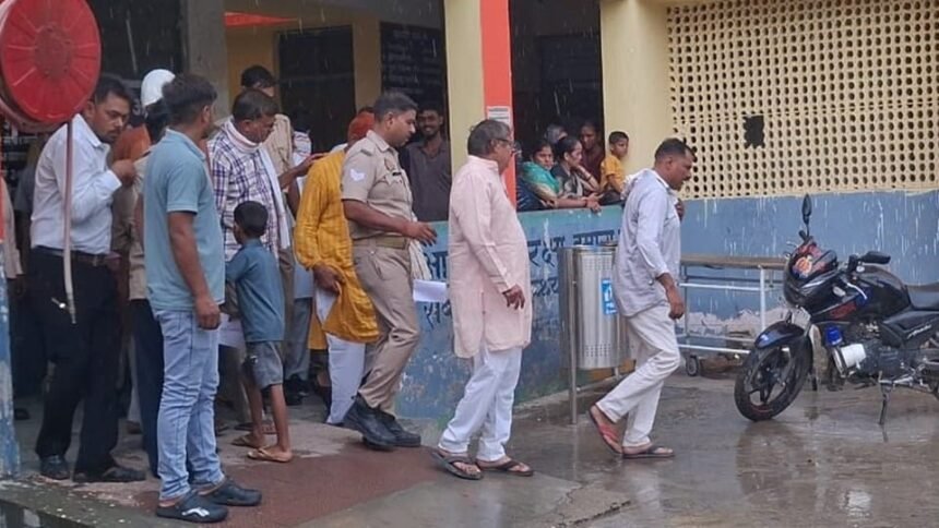 संभल:-एसडीएम-करन-सिंह-निलंबित,-गंगा-की-जमीन-पर-जारी-कर-दिए-थे-पट्टे,-पुलिस-छह-आरोपियों-को-भेज-चुकी-है-जेल