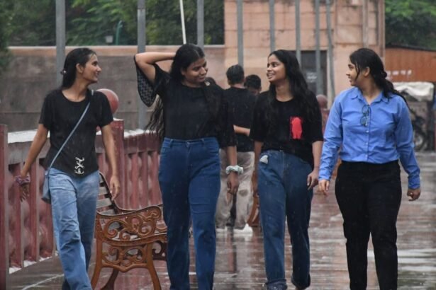 up-weather:-प्रदेश-में-पूरी-ताकत-से-आगे-बढ़ा-मानसून,-आज-इन-19-जिलों-में-भारी-बारिश-का-अलर्ट;-गिरा-पारा