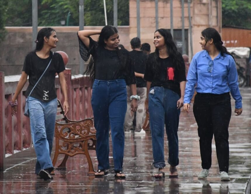 up-weather:-प्रदेश-में-पूरी-ताकत-से-आगे-बढ़ा-मानसून,-आज-इन-19-जिलों-में-भारी-बारिश-का-अलर्ट;-गिरा-पारा