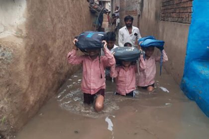 शर्मनाक-है-ये-तस्वीर:-कमर-तक-पानी,-सिर-पर-बैग-रखकर-निकले-बच्चे,-आधा-घंटे-की-बारिश-ने-खोली-सफाई-व्यवस्था-की-पोल