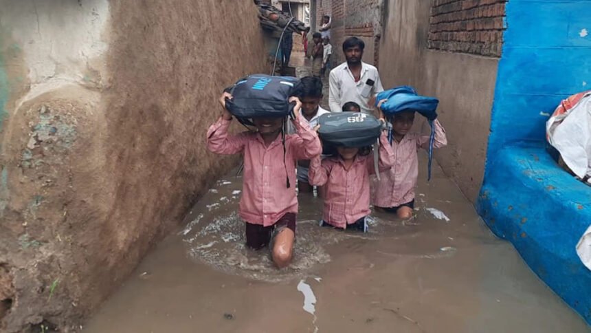 शर्मनाक-है-ये-तस्वीर:-कमर-तक-पानी,-सिर-पर-बैग-रखकर-निकले-बच्चे,-आधा-घंटे-की-बारिश-ने-खोली-सफाई-व्यवस्था-की-पोल