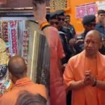 धर्मनगरी-में-cm-योगी:-कामदगिरि-की-परिक्रमा-की,-मांगा-जनकल्याण-का-आशीष,-बंदरों-को-खिलाया-प्रसाद,-गूंजे-जयकारे
