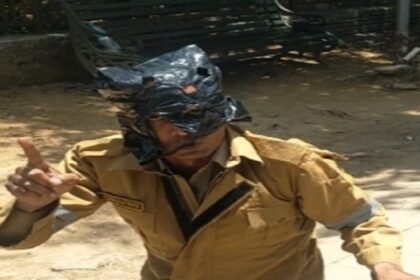 up:-कॉकरोच-बनकर-प्रदर्शन-करने-वाले-फायरमैन-जितेंद्र-राठौर-बर्खास्त,-भ्रष्टाचार-के-आरोपों-के-बीच-बड़ी-कार्रवाई
