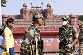 दिल्ली-के-लाल-किले-को-बम-से-उड़ाने-की-धमकी,-मुंबई-तक-मचा-हड़कंप