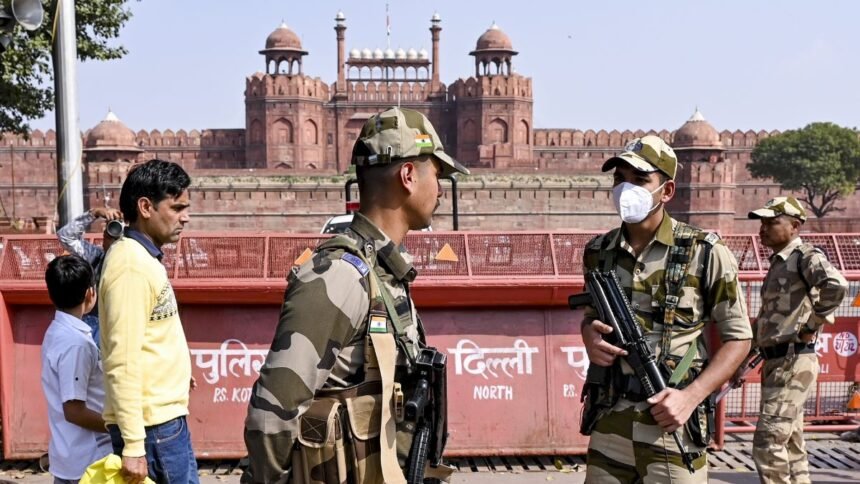 दिल्ली-के-लाल-किले-को-बम-से-उड़ाने-की-धमकी,-मुंबई-तक-मचा-हड़कंप