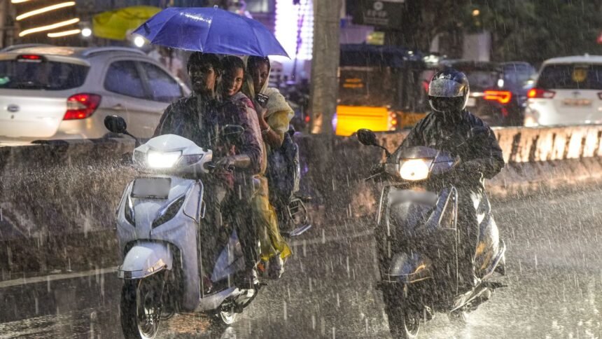 कई-राज्यों-में-बारिश-से-हाहाकार,-दिल्ली-ncr-और-up-को-लेकर-क्या-हैं-आसार?-जानें-कैसा-रहेगा-आज-का-मौसम