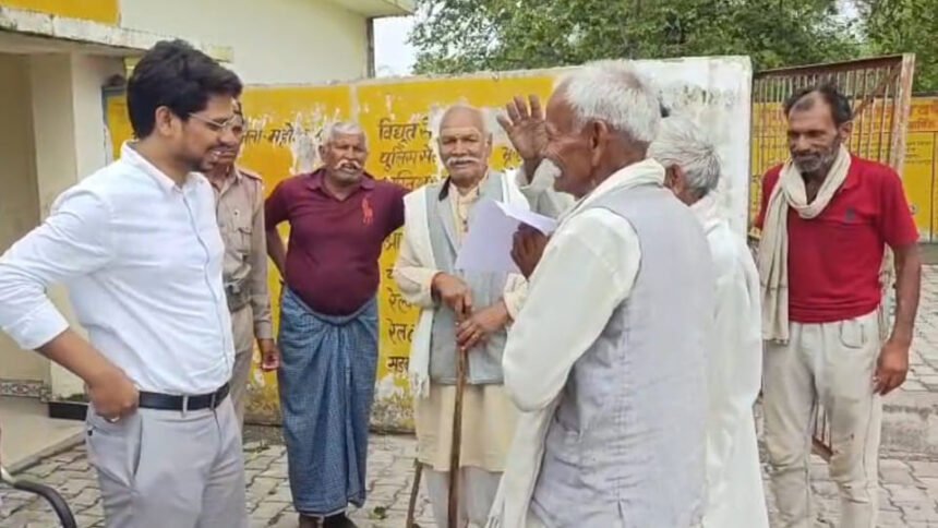 खुशी-से-खिल-उठे-चेहरे:-35-वर्ष-पुराने-राजस्व-मामले-का-35-मिनट-में-हुआ-समाधान,-किसानों-को-मिली-संशोधित-खतौनी