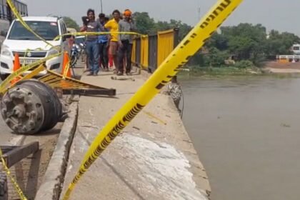 रेलिंग-तोड़कर-गंगा-नदी-में-जा-गिरा-मैदे-से-लदा-ट्रक,-ड्राइवर-सहित-थे-3-लोग-थे-सवार;-1-लापता