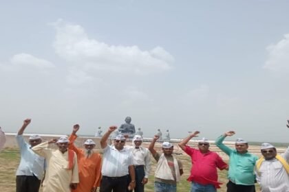 up:-10-करोड़-के-बुद्ध-पार्क-में-भ्रष्टाचार-पहली-बारिश-में-ढह-गई-दीवार;-आप-ने-किया-जोरदार-प्रदर्शन