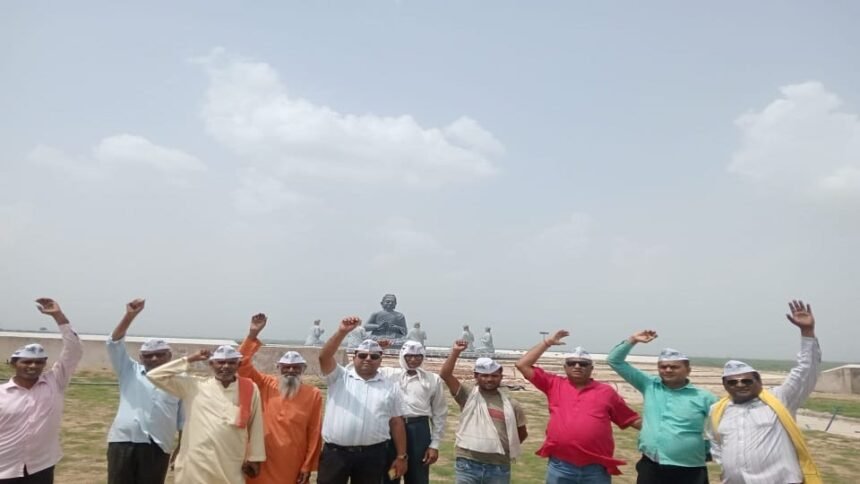 up:-10-करोड़-के-बुद्ध-पार्क-में-भ्रष्टाचार-पहली-बारिश-में-ढह-गई-दीवार;-आप-ने-किया-जोरदार-प्रदर्शन