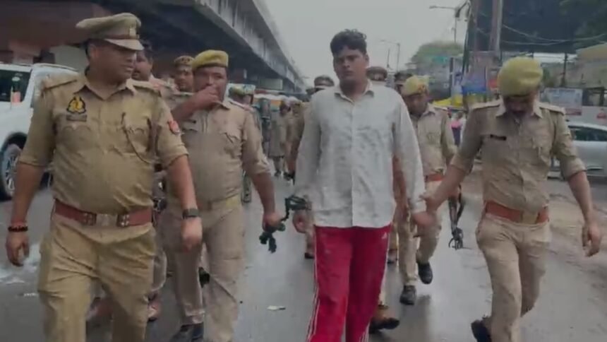 कानपुर-में-पुलिस-पर-फायरिंग-करने-वाले-पर-एक्शन,-2-किलोमीटर-पैदल-मार्च-निकलवाया