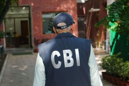 कोचिंग-सेंटर-संचालक-के-पास-से-बरामद-136-हाथ-से-लिखे-सवालों-में-से-111-प्रश्न-neet-परीक्षा-में-आए,-cbi-का-खुलासा