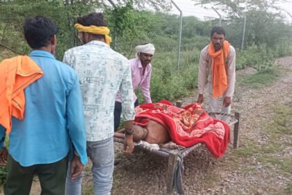 शर्मनाक-है-ये-तस्वीर:-जहरीले-कीड़े-के-काटने-से-अचेत-हुआ-बुजुर्ग,-चारपाई-पर-उठाकर-पहुंचाया-अस्पताल