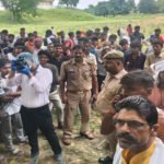 chitrakoot:-पेड़-से-लटका-मिला-लाइनमैन-का-शव,-परिजनों-ने-एसआई-पर-लगाया-धमकी-देने-का-आरोप