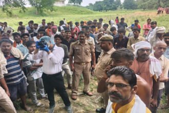 chitrakoot:-पेड़-से-लटका-मिला-लाइनमैन-का-शव,-परिजनों-ने-एसआई-पर-लगाया-धमकी-देने-का-आरोप