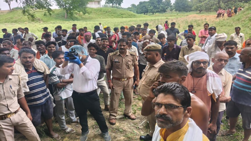 chitrakoot:-पेड़-से-लटका-मिला-लाइनमैन-का-शव,-परिजनों-ने-एसआई-पर-लगाया-धमकी-देने-का-आरोप